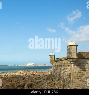 Burg auf den Käse (Matosinhos Castelo Do Queijo) und Surfen am Atlantik Felsenküste in Porto, Portugal. Stockfoto