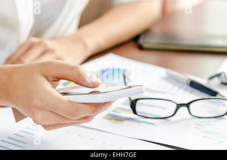 Mittels Smartphone Stockfoto