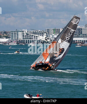 Auckland, Neuseeland. 14. März 2015. Team Alvimedica im Waitemata Harbour während der der Auckland In Port Rennen Teil des Volvo Ocean Race. Mannschaften aus 2015 Volvo Round the World Ocean Race im In-Port-Rennen. Bildnachweis: John Kershaw/Alamy Live-Nachrichten Stockfoto