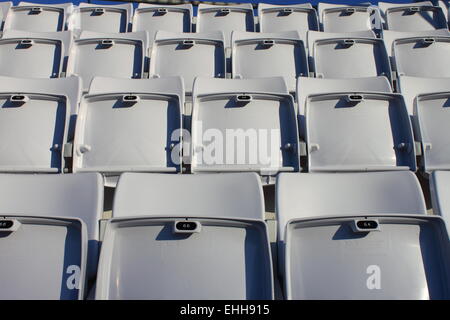 Leere Sitze in einem Stadion Stockfoto