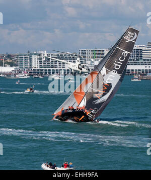 Auckland, Neuseeland. 14. März 2015. Team Alvimedica im Waitemata Harbour während der der Auckland In Port Rennen Teil des Volvo Ocean Race. Mannschaften aus 2015 Volvo Round the World Ocean Race im In-Port-Rennen. Bildnachweis: John Kershaw/Alamy Live-Nachrichten Stockfoto