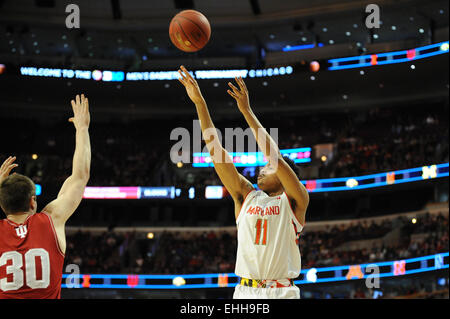 Chicago, Illinois, USA. 13. März 2015. 13. März 2015: Maryland Terrapins Wache Jared Nickens (11) führt einen Torwurf aus in der zweiten Hälfte während der 2015 große zehn Männer Basketball-Turnier Spiel zwischen Indiana Hoosiers und Maryland Terrapins im United Center in Chicago, IL. Maryland Terrapins überzeugte Indiana 73-66. Patrick Gorski/CSM Credit: Cal Sport Media/Alamy Live-Nachrichten Stockfoto