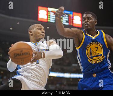 Denver, Colorado, USA. 13. März 2015. Nuggets RANDY FOYE, links, schnappt sich einen Rebound unter den Reifen mit Krieger JUSTIN Urlaub, direkt, während des 2.. die Hälfte im Pepsi Center Freitagabend. Die Nuggets schlagen die Krieger 114-103. Bildnachweis: Hector Acevedo/ZUMA Draht/Alamy Live-Nachrichten Stockfoto