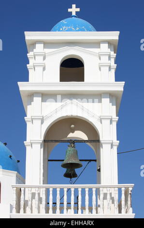 Glockenturm der Kirche in Santorin Stockfoto