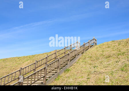 Holztreppe auf einem Hügel mit blauem Himmel Stockfoto