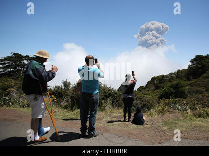 San Jose, Costa Rica. 13. März 2015. Menschen fotografieren Rauch steigt vom Vulkan Turrialba in Turrialba, Costa Rica, 13. März 2015. Seit Donnerstag erfasst der Turrialba Vulkan Ausbrüche von Asche und Steinen, woraufhin Behörden, Anwohner in der Nähe des Vulkans zu evakuieren. Bildnachweis: Kent Gilbert/Xinhua/Alamy Live-Nachrichten Stockfoto