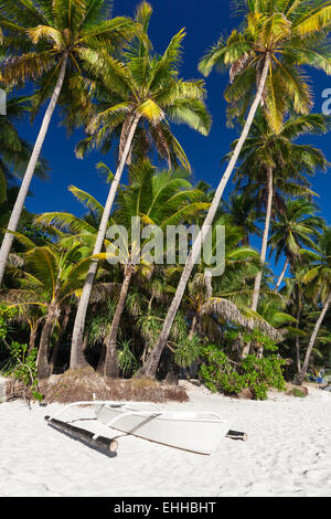 Holzboot auf tropischen Strand mit Kokospalmen, Philippinen Boracay Stockfoto