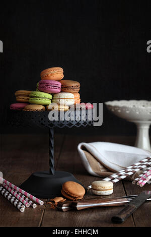 Leckere Makronen auf Etagere Stockfoto