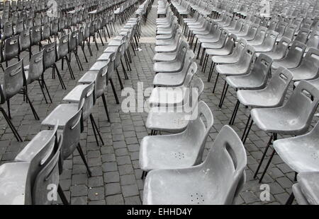 Graue Sitze in einem leeren theater Stockfoto