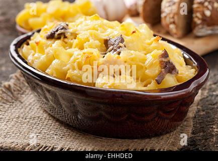 Makkaroni mit Käse, Hühnerfleisch und Champignons im Ofen gebacken Stockfoto