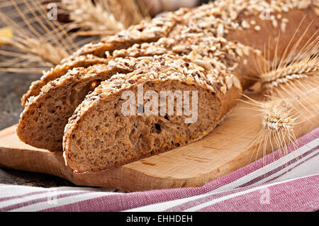 Scheiben vom feinsten Bio-Brot mit Ähren verziert. Stockfoto