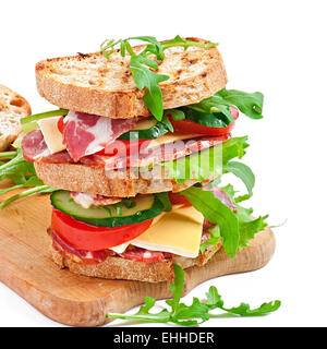 Sandwich mit Schinken, Käse und frischem Gemüse Stockfoto