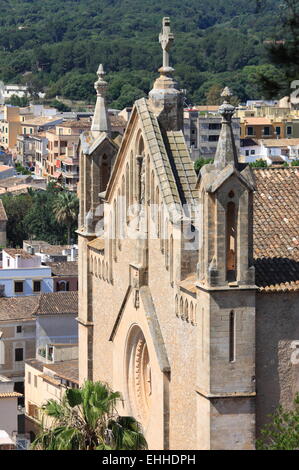 Fassade der Pfarrkirche in Arta Stockfoto