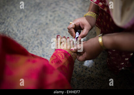 Anwendung von Nagellack auf indische Braut Fuß Stockfoto