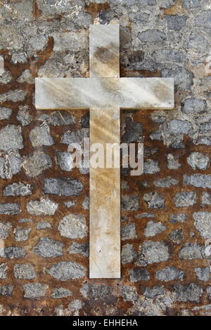 Christliches Kreuz in Marmor, Stein Stockfoto