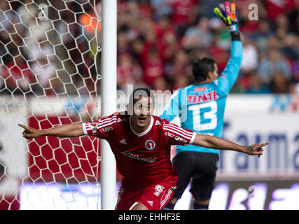 Tijuana, Mexiko. 13. März 2015. Alfredo Moreno (L) von Xolos feiert sein Tor gegen Veracruz während eines Spiels Reise 10 MX Liga Verschluss Turnier 2015 bei Caliente-Stadion in Tijuana Stadt, Nordosten Mexikos, am 13. März 2015. Bildnachweis: Guillermo Arias/Xinhua/Alamy Live-Nachrichten Stockfoto