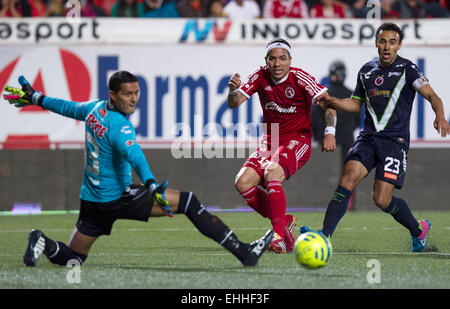 Tijuana, Mexiko. 13. März 2015. Dayro Moreno (C) Xolos der schießt gegen Veracruz während eines Spiels Reise 10 MX Liga Verschluss Turnier 2015 bei Caliente-Stadion in Tijuana Stadt, Nordosten Mexikos, am 13. März 2015. Bildnachweis: Guillermo Arias/Xinhua/Alamy Live-Nachrichten Stockfoto