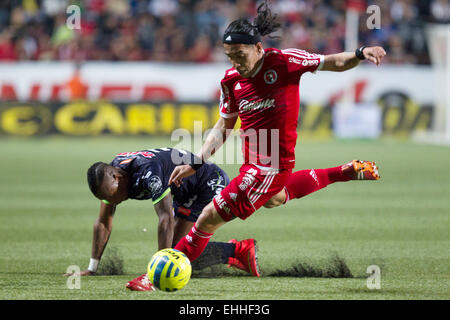 Tijuana, Mexiko. 13. März 2015. Dayro Moreno (R) Xolos von wetteifert um den Ball mit Leiton Jimenez von Veracruz während eines Spiels Reise 10 MX Liga Verschluss Turnier 2015 bei Caliente-Stadion in Tijuana Stadt, Nordosten Mexikos, am 13. März 2015. Bildnachweis: Guillermo Arias/Xinhua/Alamy Live-Nachrichten Stockfoto