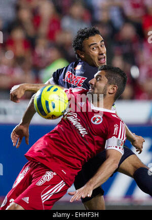 Tijuana, Mexiko. 13. März 2015. Javier Gandolfi (vorne) von Xolos wetteifert um den Ball mit Leobardo Lopez von Veracruz während eines Spiels Reise 10 MX Liga Verschluss Turnier 2015 bei Caliente-Stadion in Tijuana Stadt, Nordosten Mexikos, am 13. März 2015. Bildnachweis: Guillermo Arias/Xinhua/Alamy Live-Nachrichten Stockfoto