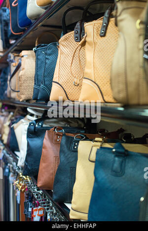 Leder Handtaschen-Kollektion im Shop. Stockfoto