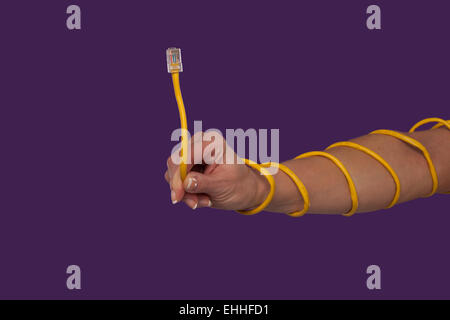 Weibliche Hand mit Ethernet-Spiralkabel Stockfoto