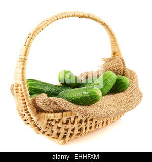 Weidenkorb voller Gurken isoliert Stockfoto
