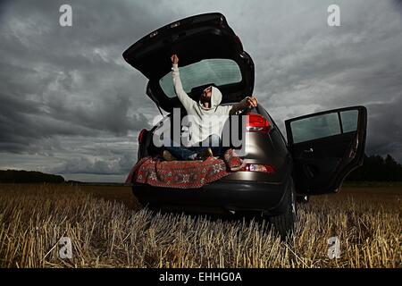 SUV im Feld Herbst Wolken Stockfoto