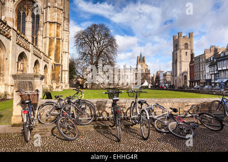 Parade, Cambridge, eine Straßenszene mit Fahrrädern im Vordergrund, typisch für die Stadt der Könige. Große Str. Marys Kirche, Trinity... Stockfoto