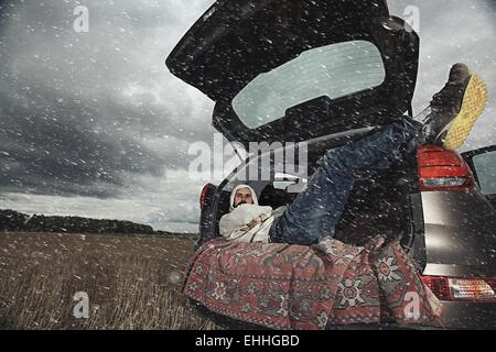 SUV im Feld Herbst Wolken Stockfoto