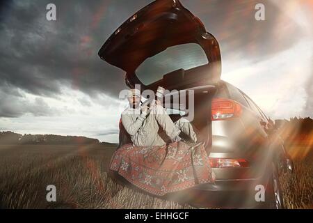 Reisenden in einen Jeep Himmel Wolken Herbst Stockfoto