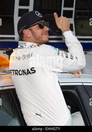 Melbourne, Australien. 14. März 2015. Mercedes AMG Petronas Formel1 Fahrer Lewis Hamilton von Großbritannien feiert nach dem Sieg der Pole-Position beim Qualifying der Australian Formula One Grand Prix im Albert Park in Melbourne, Australien, 14. März 2015. Lewis Hamilton startet von der Pole-Position der Formel1 Saisonauftakt in Australien Grand Prix. Bildnachweis: Bai Xue/Xinhua/Alamy Live-Nachrichten Stockfoto