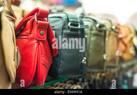 Leder Handtaschen-Kollektion im Shop. Stockfoto