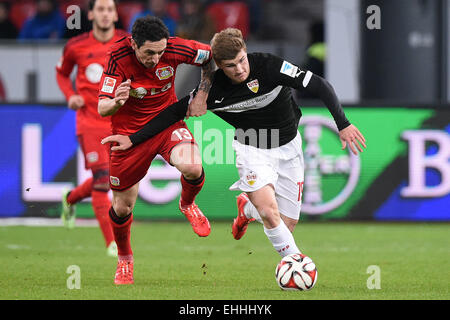 Leverkusen, Deutschland. 13. März 2015. Leverkusens Roberto Hilbert (l) und der Stuttgarter Timo Werner in Aktion während der Fußball-Bundesliga Spiel Bayer 04 Leverkusen Vs VfB Stuttgart in Leverkusen, Deutschland, 13. März 2015. Foto: Marius Becker/Dpa/Alamy Live News Stockfoto