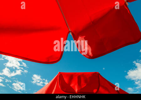 Roter Sonnenschirm vor blauem Himmel. Stockfoto