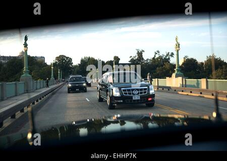 Blick von innen die Wagenkolonne, wie US-Präsident Barack Obama mit der presidential Limousine 25. September 2014 in Washington, D.C. reist. Stockfoto