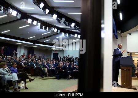 US-Präsident Barack Obama liefert Hinweise auf das Publikum gesehen reflektiert in einem Spiegel an der Global Health Security Agenda Summit in der Eisenhower Executive Office Building Süden Gericht Aula 26. September 2014 in Washington, DC. Stockfoto