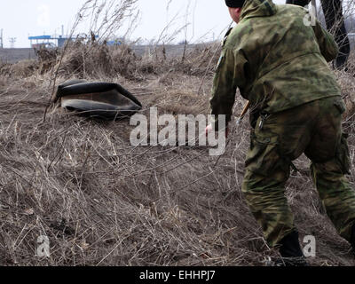 Lugansk, Ukraine. 12. März 2015. Pioniere haben entdeckt, eine improvisierte Sprengkörper - Task Force Sicherheitsdienst der Ukraine zusammen mit der Polizei auf Donnerstag, 12. März 2015, verhindert ein Terroranschlag in der Nähe der kritischen Infrastruktur der Region - Straßen- und Schienenverkehr in der Region Luhansk. Gefunden auf der Seite der Straße "Lissitschansk-Artemivs'k" improvisierten Sprengsatz Gesetzeshüter gerichtet Aktion getarnt als ein Feuerlöscher. Bildnachweis: Igor Golovnov/Alamy Live-Nachrichten Stockfoto