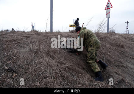 Lugansk, Ukraine. 12. März 2015. Pioniere haben entdeckt, eine improvisierte Sprengkörper - Task Force Sicherheitsdienst der Ukraine zusammen mit der Polizei auf Donnerstag, 12. März 2015, verhindert ein Terroranschlag in der Nähe der kritischen Infrastruktur der Region - Straßen- und Schienenverkehr in der Region Luhansk. Gefunden auf der Seite der Straße "Lissitschansk-Artemivs'k" improvisierten Sprengsatz Gesetzeshüter gerichtet Aktion getarnt als ein Feuerlöscher. Bildnachweis: Igor Golovnov/Alamy Live-Nachrichten Stockfoto