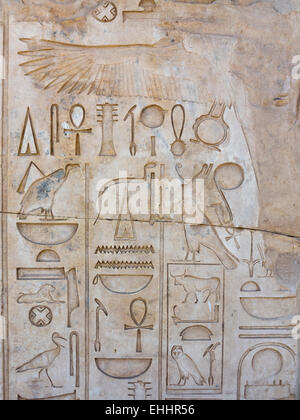 Relief in den Tempel der Mut der große in Karnak, Luxor, Ägypten Stockfoto