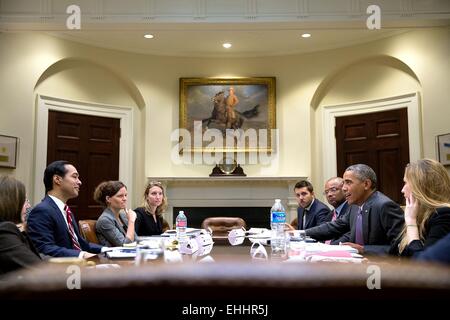 US-Präsident Barack Obama trifft sich mit Wohnungsbau und Stadtentwicklung Sekretär Julian Castro im Roosevelt Room des weißen Hauses 29. September 2014 in Washington, DC. Stockfoto