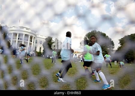 Schüler von DC Kerben nehmen in einer Fußball-Klinik auf dem South Lawn des weißen Hauses nach Präsident Barack Obama-Veranstaltung mit Sporting Kansas City zu Ehren das Team und den Sieg in der MLS Cup Championship 2013 1. Oktober 2014 in Washington, DC. Stockfoto