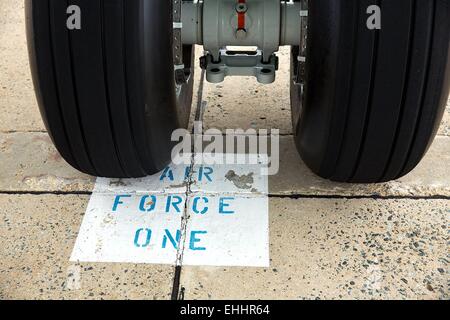 Detail der Räder der Air Force One auf dem Rollfeld vor der Abreise Präsident Barack Obama auf dem Weg nach Evansville, Indiana 3. Oktober 2014 in gemeinsame Basis Andrews, Maryland. Stockfoto