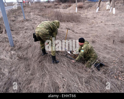 Lugansk, Ukraine. 12. März 2015. Pioniere haben entdeckt, eine improvisierte Sprengkörper - Task Force Sicherheitsdienst der Ukraine zusammen mit der Polizei auf Donnerstag, 12. März 2015, verhindert ein Terroranschlag in der Nähe der kritischen Infrastruktur der Region - Straßen- und Schienenverkehr in der Region Luhansk. Gefunden auf der Seite der Straße "Lissitschansk-Artemivs'k" improvisierten Sprengsatz Gesetzeshüter gerichtet Aktion getarnt als ein Feuerlöscher. Bildnachweis: Igor Golovnov/Alamy Live-Nachrichten Stockfoto