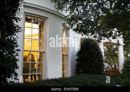US-Präsident Barack Obama spricht mit Katie Bernie Fallon, Director of Legislative Affairs und John Podesta, Berater des Präsidenten im Oval Office des weißen Hauses 8. Oktober 2014 in Washington, DC. Stockfoto