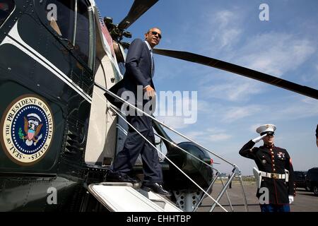 US Präsident Barack Obama steigt Marine One bei der Brackett Field landing Zone 10. Oktober 2014 in San Dimas, Kalifornien. Stockfoto