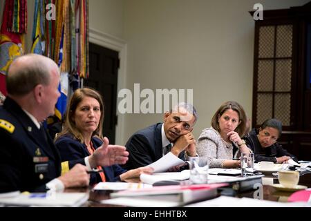 US Präsident Barack Obama erhält ein Update auf die Ebola-Epidemie in Westafrika im Roosevelt Room des weißen Hauses 6. Oktober 2014 in Washington, DC. Abgebildet, von links, sind: General Martin Dempsey, Vorsitzender der Joint Chiefs Of Staff; Health And Human Services Secretary Sylvia Mathews Burwell; Lisa Monaco, Assistent des Präsidenten für innere Sicherheit und Bekämpfung des Terrorismus; National Security Advisor Susan E. Rice; und Homeland Security Jeh Johnson. Stockfoto