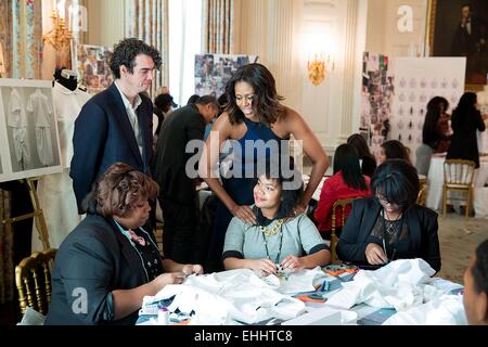 US-First Lady Michelle Obama mit Designer Rory Duffy und Studenten in der State Dining Room des weißen Hauses während der Fashion Education Workshop 8. Oktober 2014 in Washington, DC spricht. Stockfoto