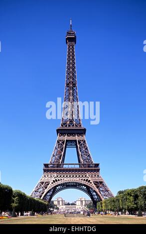 Blick auf den Eiffelturm während der Sommer, Paris, Frankreich, Westeuropa. Stockfoto