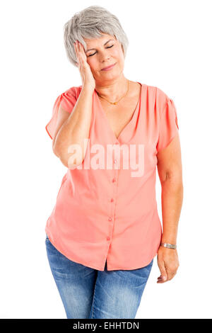 Portrait einer älteren Frau mit Kopfschmerzen, isoliert auf weißem Hintergrund Stockfoto