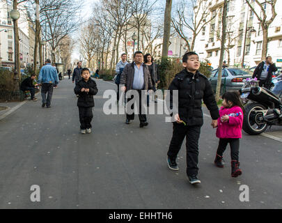 Paris, Frankreich, Chinesisch Französisch große Menschenmenge in Chinatown, Straßenszenen, Belleville District, paris chinesische Community Jungs [DT] [Teenager] Stockfoto